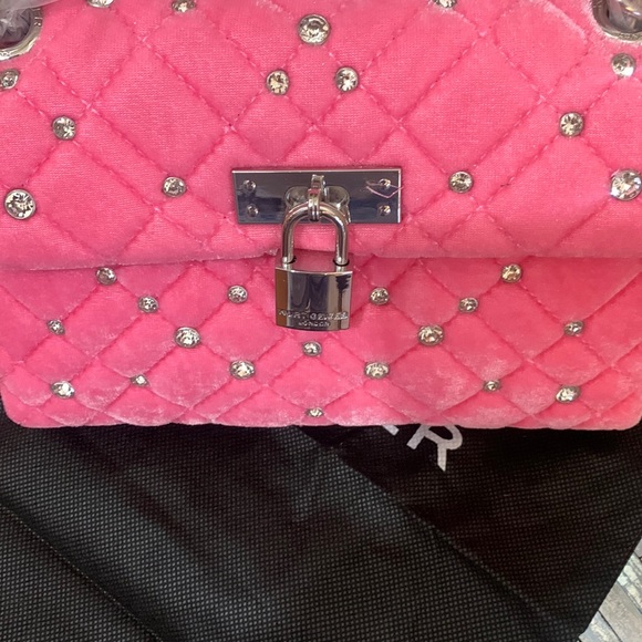 Kurt Geiger London Mini Braxton Velvet Shoulder Bag
KURT GEIGER LONDON - Picture 9 of 17